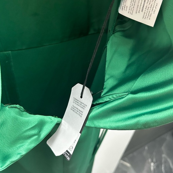 NWT Green Satin Long Sleeve Open Back Gown - Picture 5 of 8